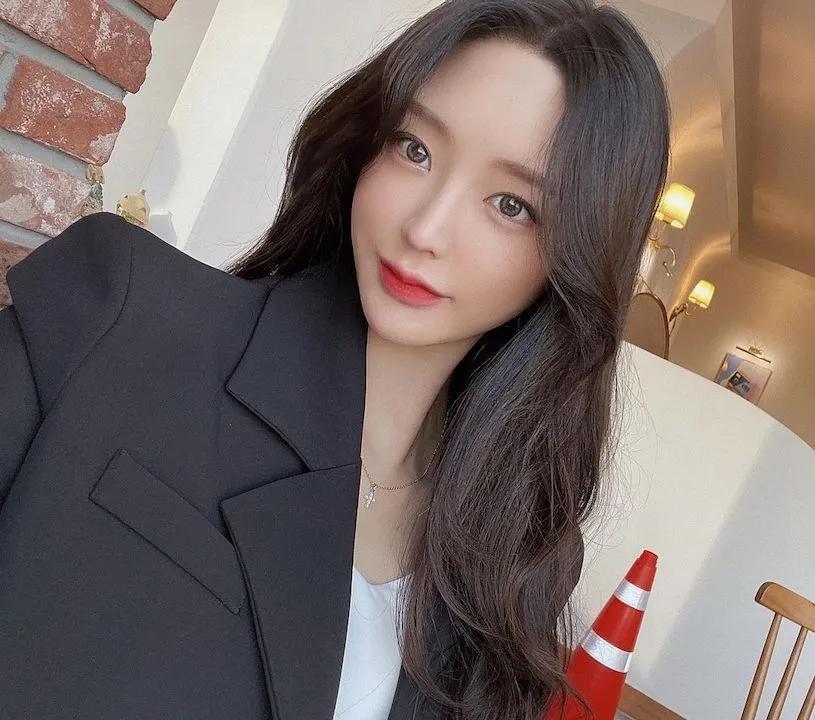 正妹老板娘「示范浅色低胸装」，「凹凸有致的曲线」让人著迷！-小湿妹图(13)