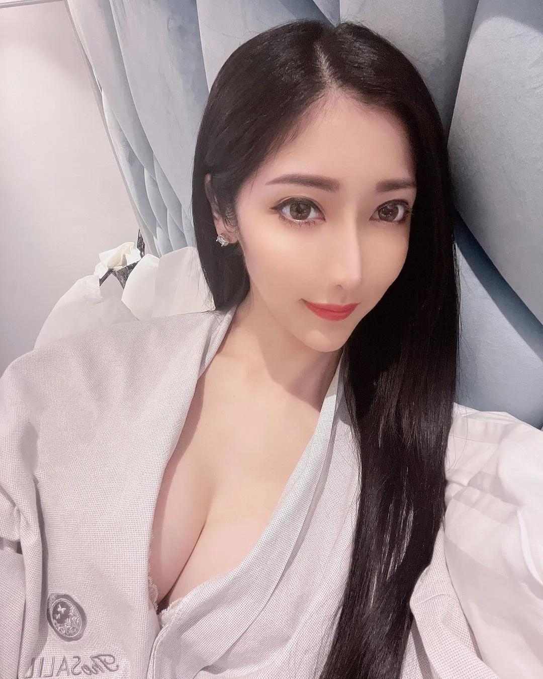 正妹「翁宁宁」仙女颜值释放超强电力 纤瘦姿态超撩人(1)