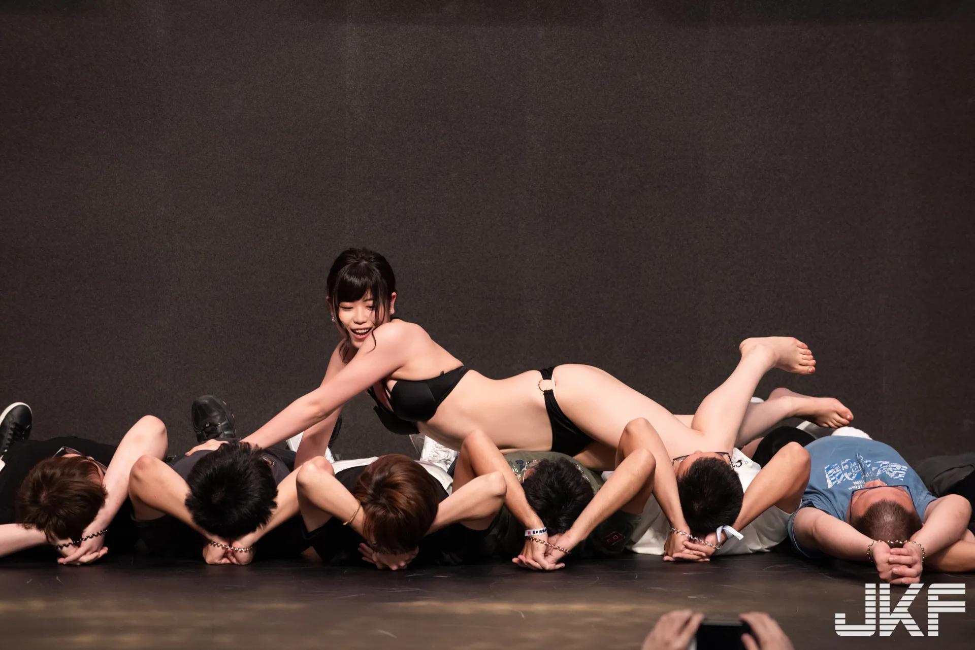 战女优…成就解锁！D槽女神「肉体紧贴」来回磨蹭　勇者无惧全都直挺挺-小湿妹图(3)