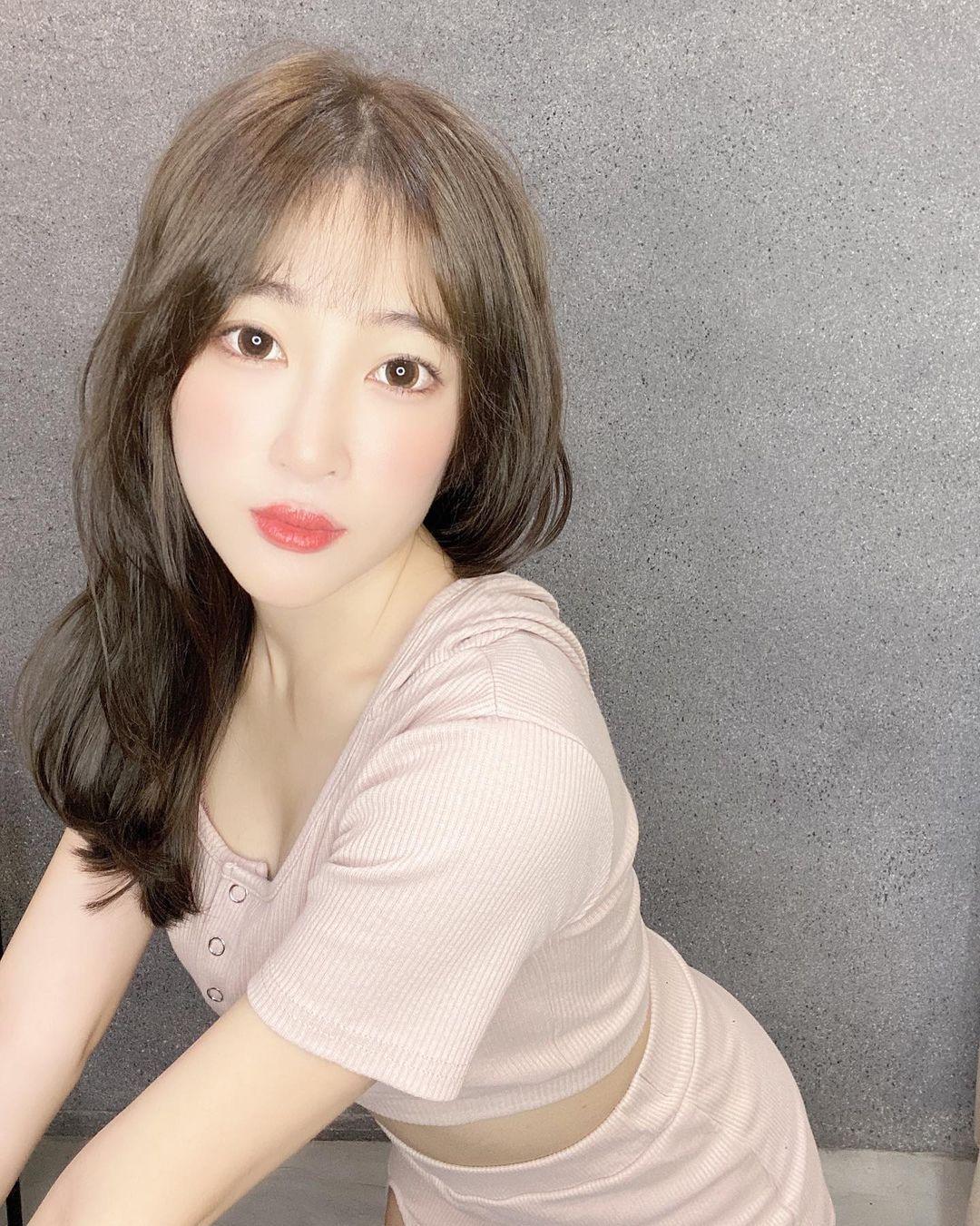 精致美颜「张心璇」随时散发清新气质，极品S形曲线太诱惑了，雪白美景让人窒息(1)