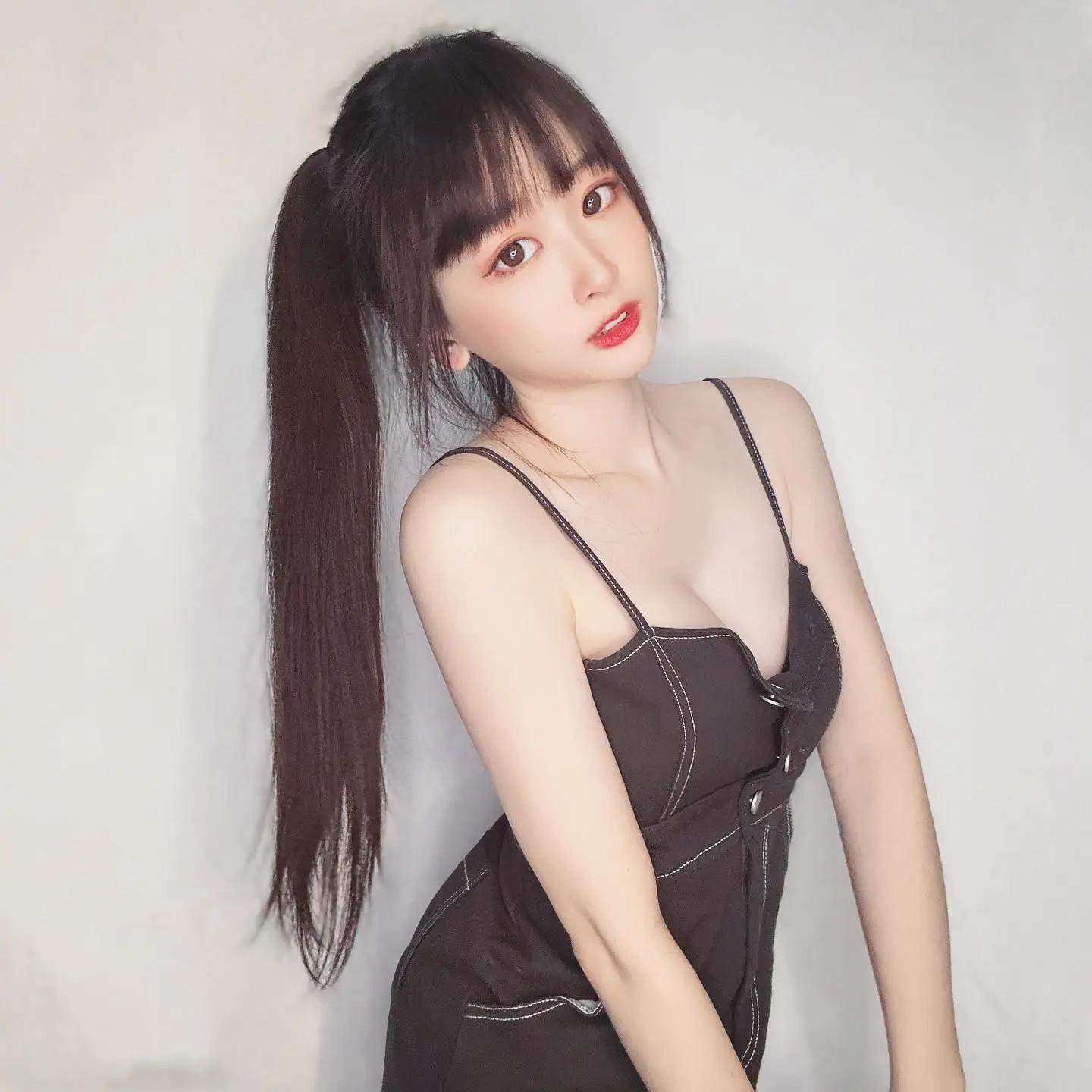 气质实况主「薇薇」身材又胸又甜超亮眼 谁受得了诱惑?(6)