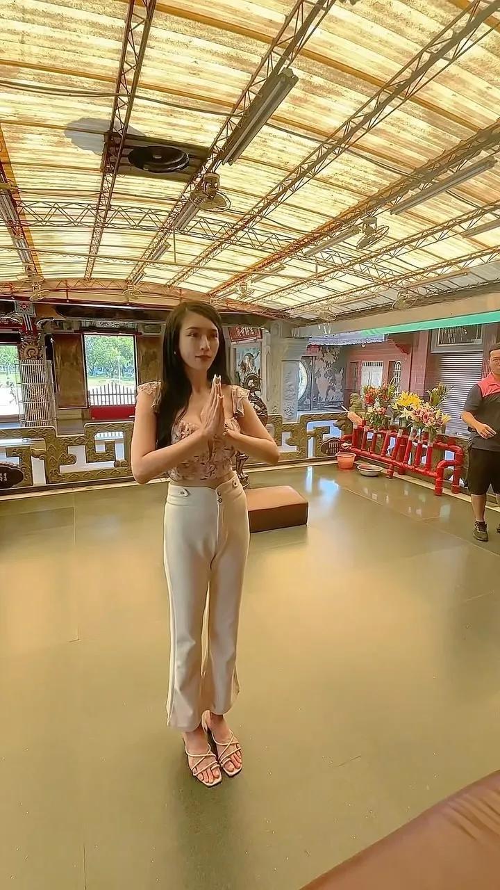 「林米可」女王般的气质 细腰爆乳(4)