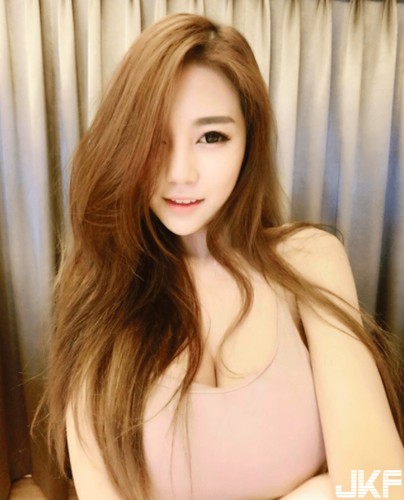 对面用餐「白嫩大奶妹」好可爱！下了泳池后「Ｓ曲线」火辣身材更诱人！-小湿妹图(21)