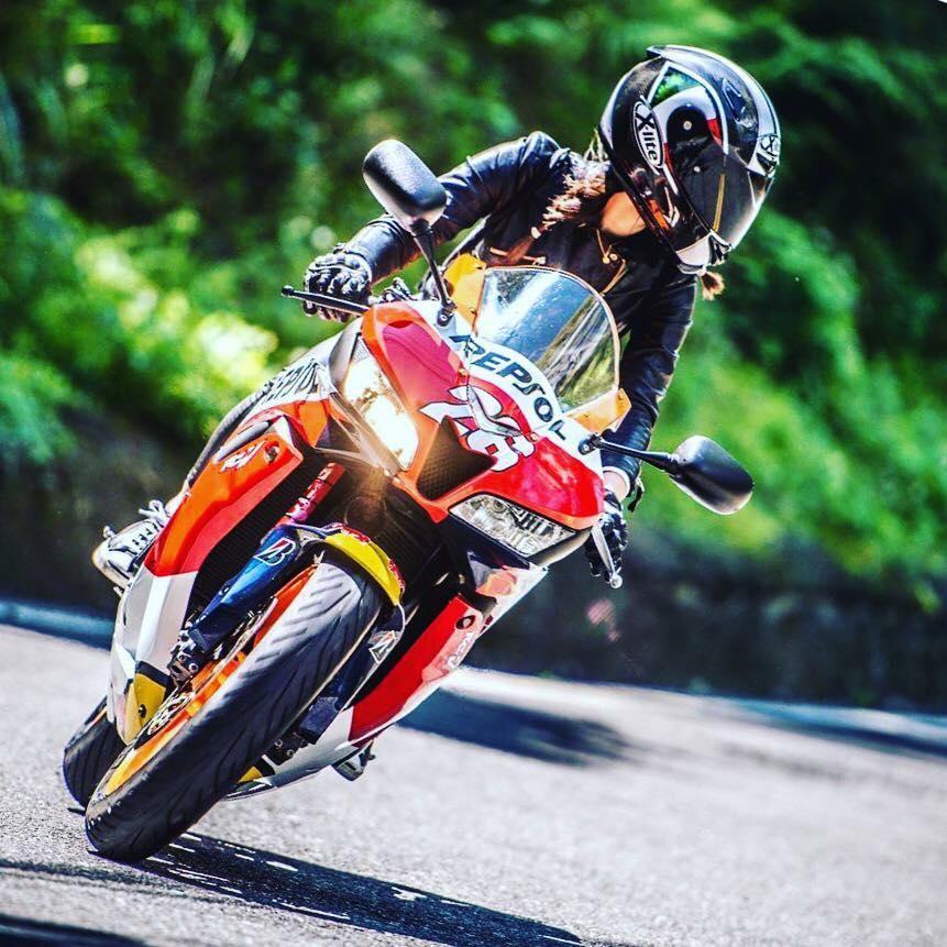 会骑重机的女生先给赞！长腿辣模「小猫」身材令人超惊喜！(12)