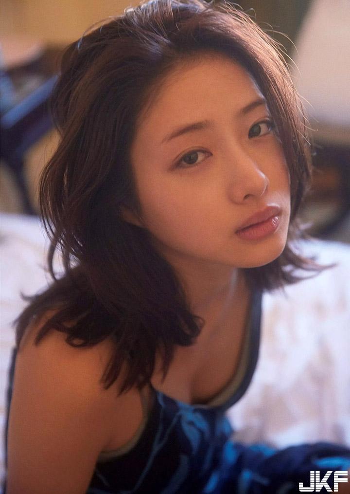 睽违6年「石原里美」以小女人姿态迎来轻熟性感！女神终于大解放…(14)