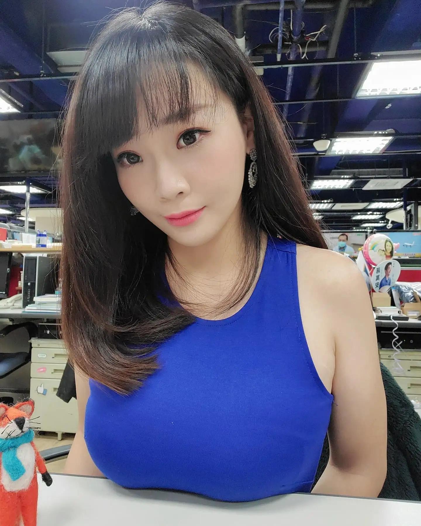 最凶猛主播 ! 傲人双峰直接放桌上 ! 网友兴奋喊：桌子觉得很重(6)