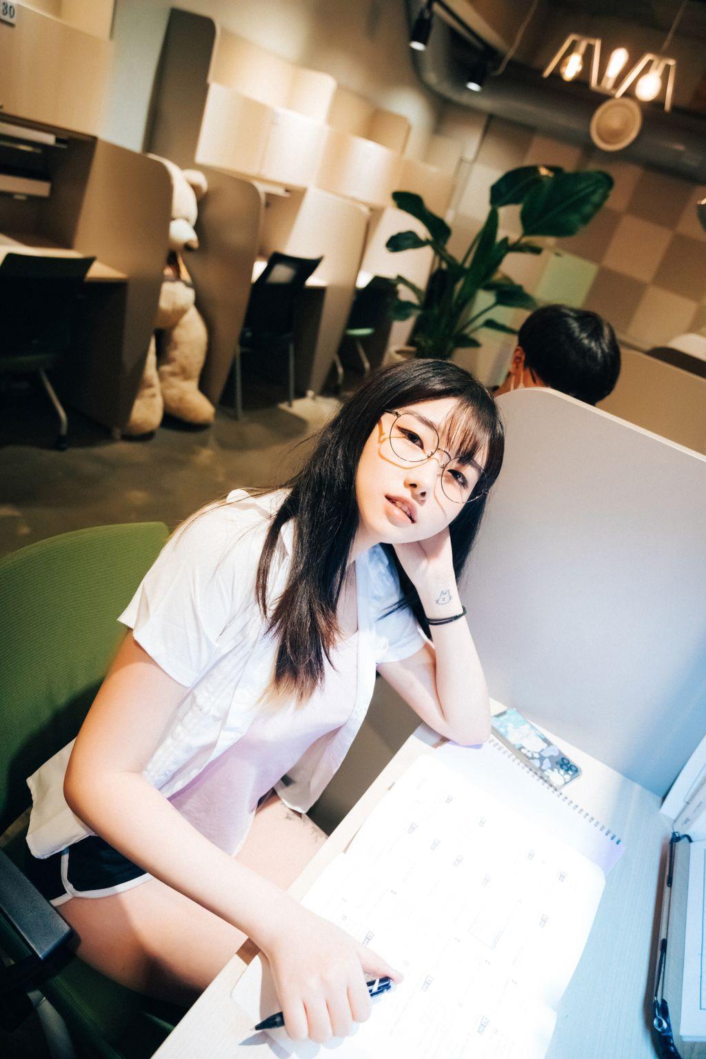 [Loozy] Sonson (손손): Reading Room + S.ver (137 photos)(31)