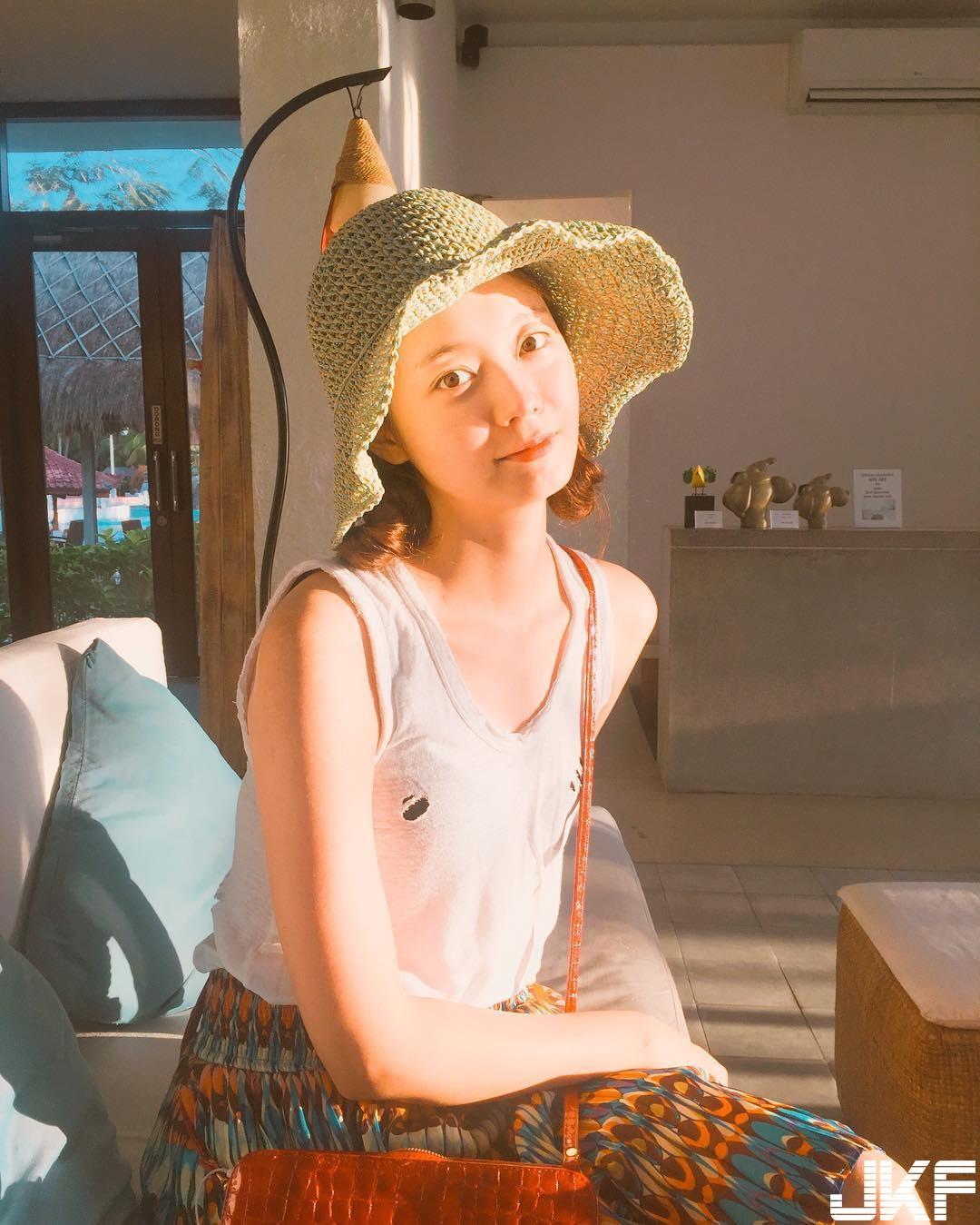 气质妹子露齿展开「迷人笑容」超甜美！大秀一双「嫩白长腿」超迷人…-小湿妹图(10)