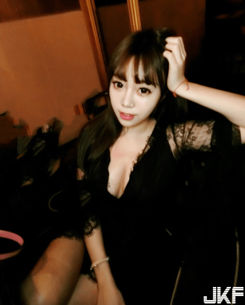 超猛「小只马奶妹」！每件「爆乳深V战袍」都在挑战粉丝极限！-小湿妹图(11)