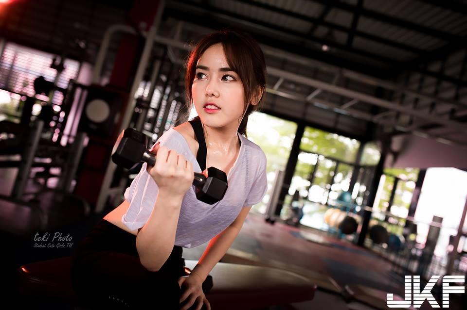 快来运动！「大奶正妹」健身房爆汗深蹲！腰腹「性感曲线」好撩人！-小湿妹图(19)