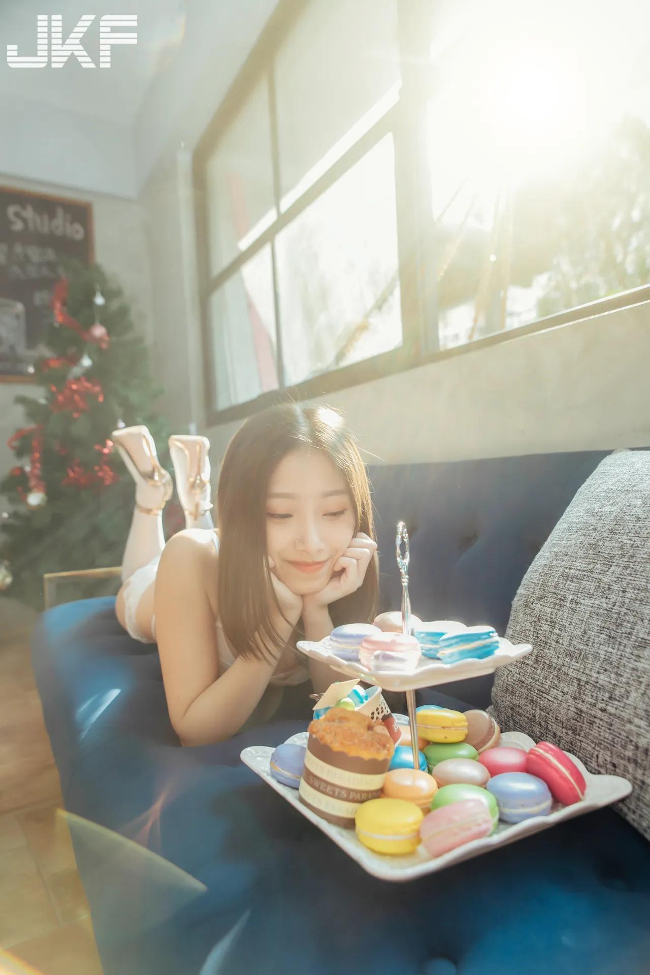 火辣下厨！「小只马霓霓 x MiMi佳佳儿」午茶福利时间，厨房里的「诱惑美乳」很可以！(53)