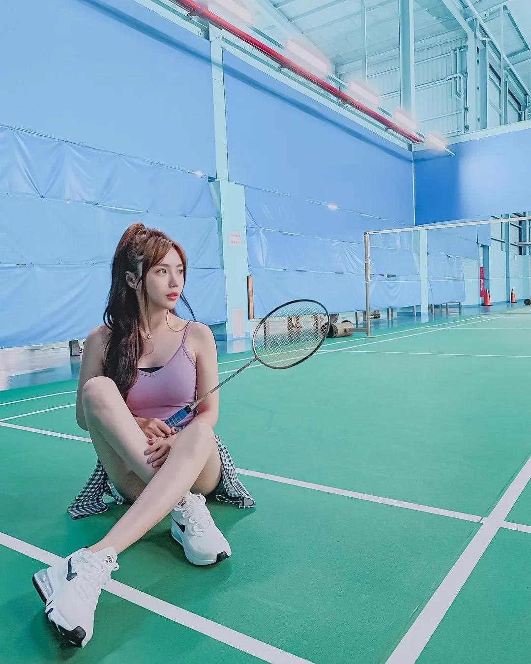 报队！「清甜正妹」场边休息伸长美腿，「迷人甜笑」让人酥麻到心坎-小湿妹图(3)