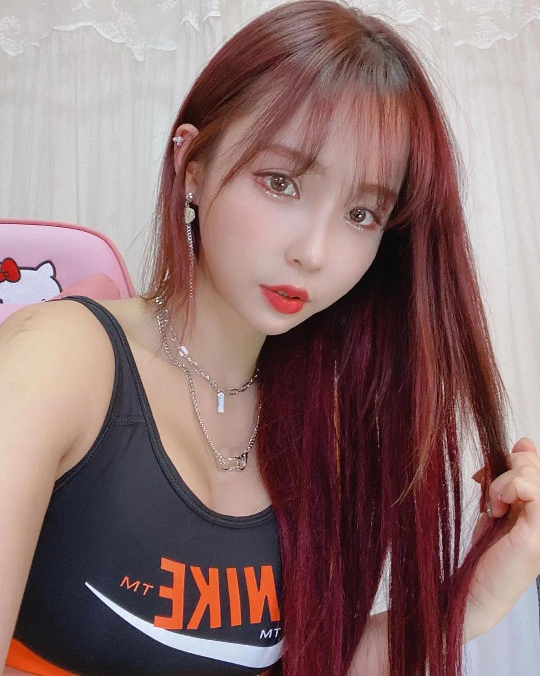 爆乳DJ「Jina」比基尼遮不住傲人身材　邪恶视角「超巨北半球」胸猛乱炸(16)