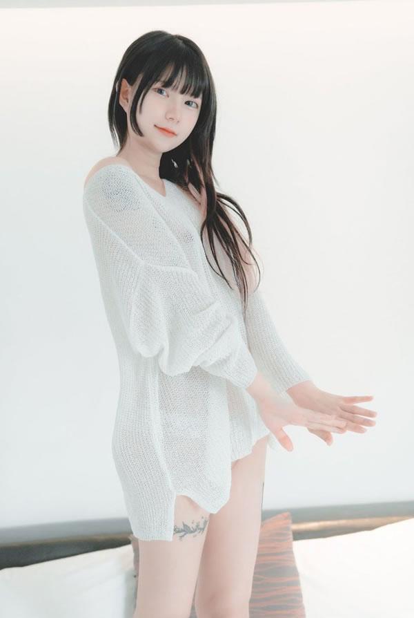 穿珍珠小内内的针织衫小美女居家写真(22)