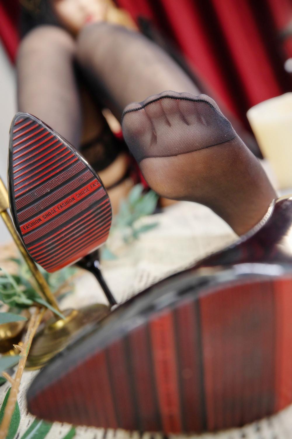 神楽坂真冬《红色情趣洋装》黑丝美腿越看越火(7)