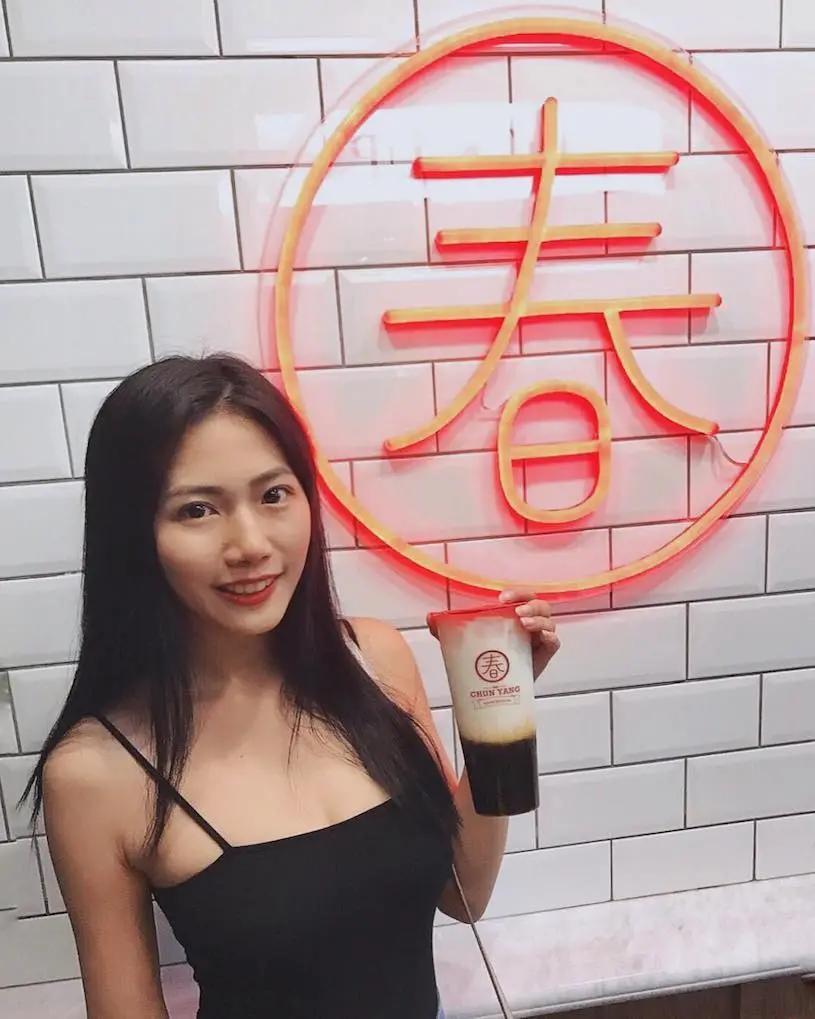 欧美风超凶美乳正妹「Avis 」，紧实体态「两颗车头灯太凶猛」(15)