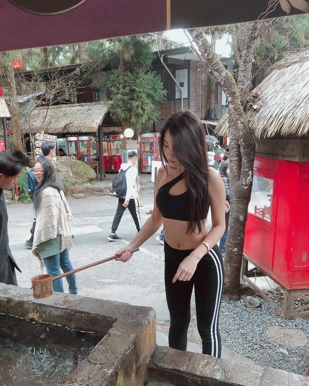 「海边甜美正妹」原来是超可爱护理师！天菜颜值散发满满气质(19)