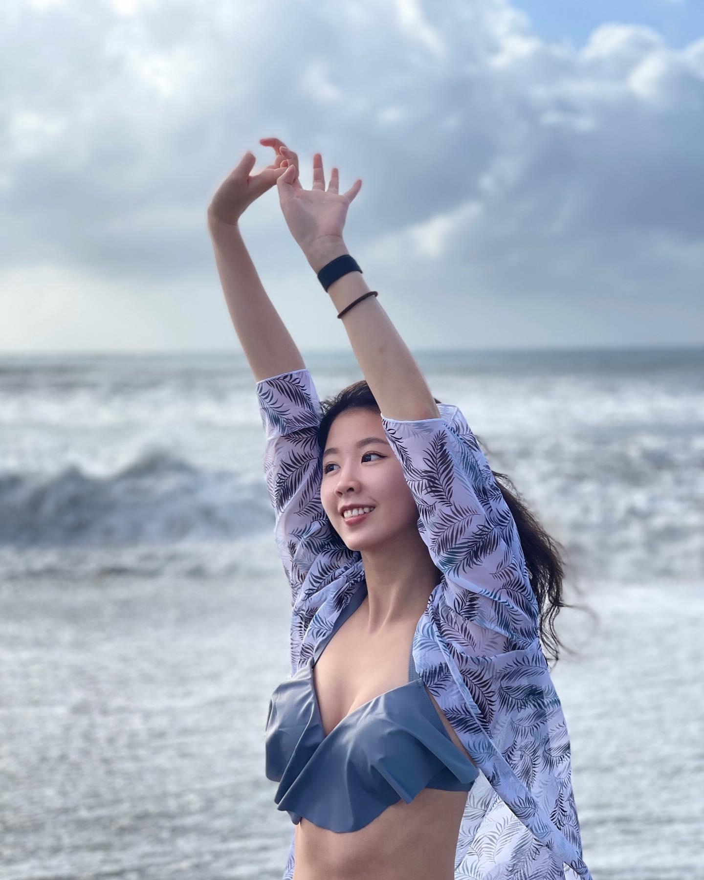 健身少女「提扶妮」腰细腰身＋纤长细腿，大露「胸前深沟」画面超性感！(7)