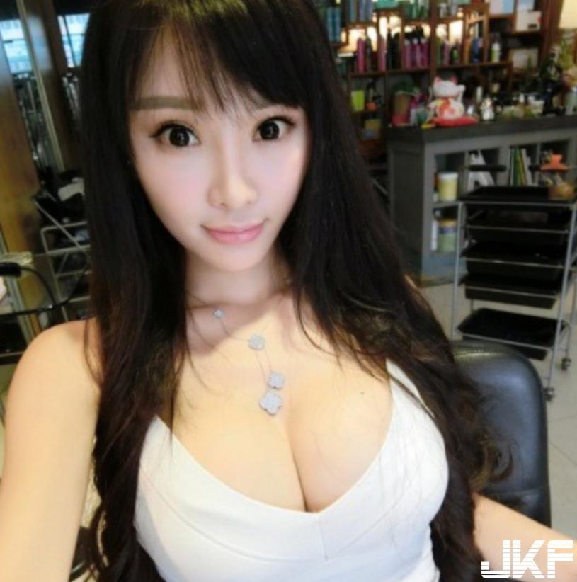 爆乳车模开放「深夜福利」F奶挑逗太犯规！这些大尺度诱惑影片真的好猛…-小湿妹图(34)