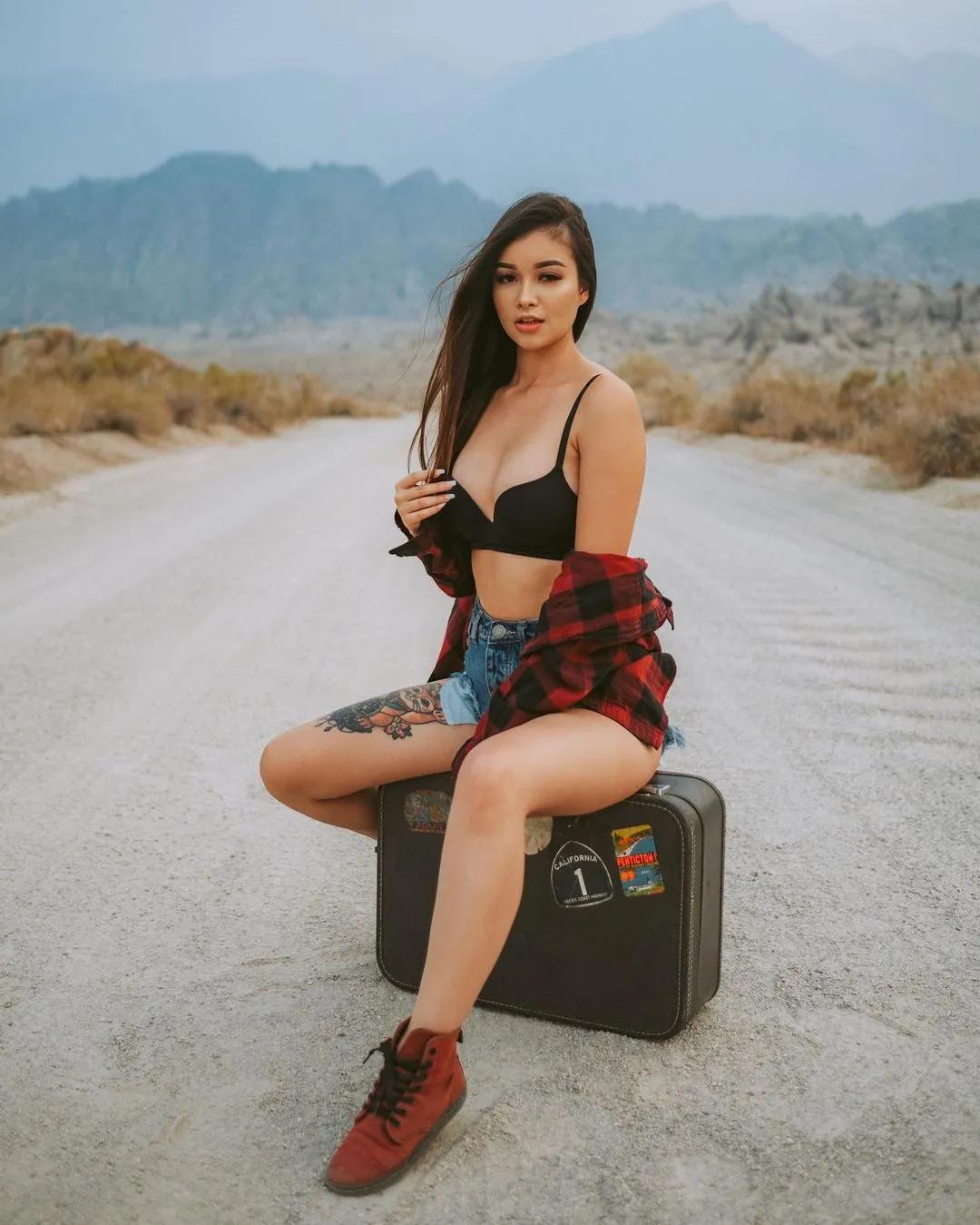 性感辣模「浓眉大眼」散发野性美　牛仔小热裤包不住浑圆蜜桃太挑衅(9)