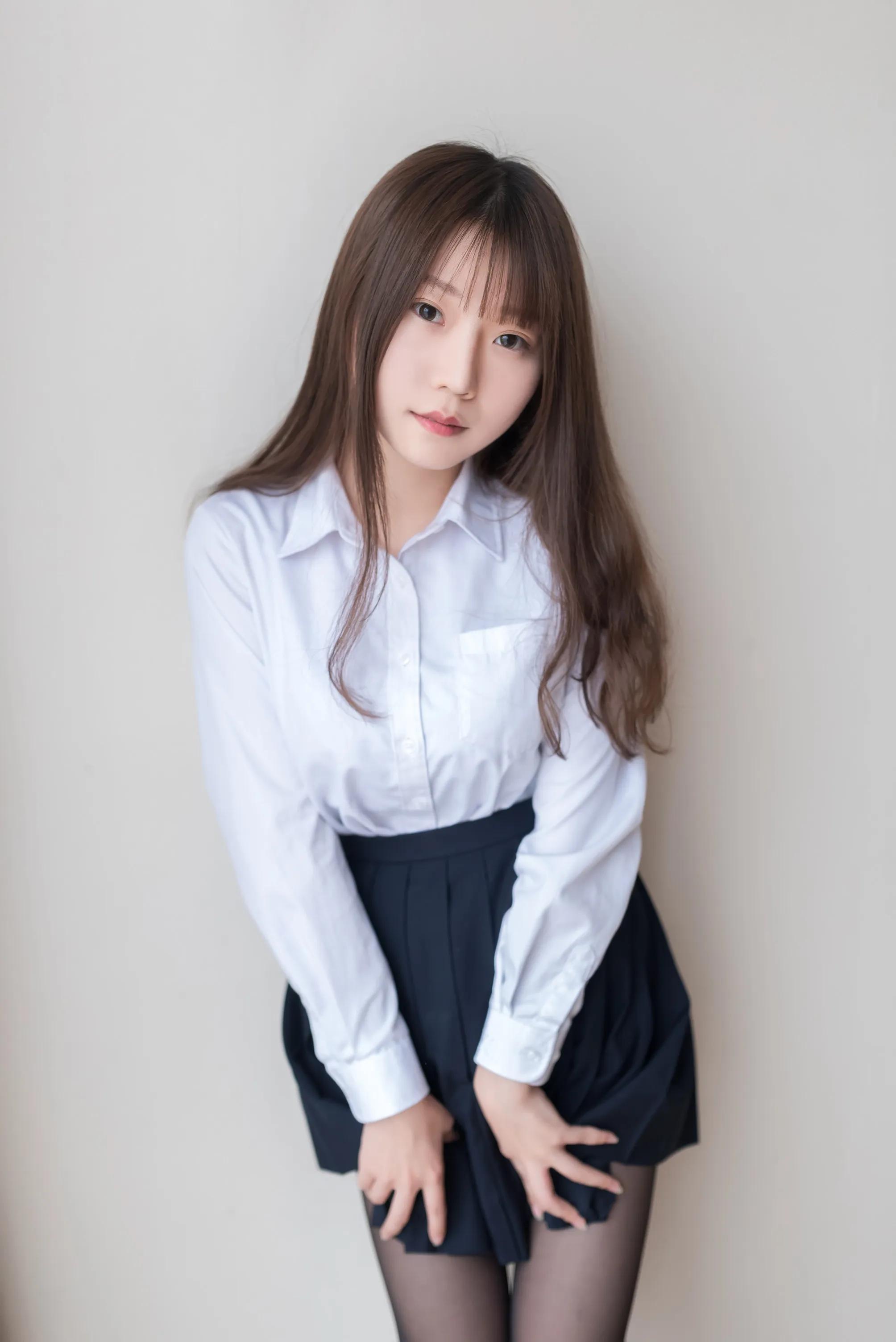 香草喵露露《黑丝学生服》挡不住的青春魅力(36)