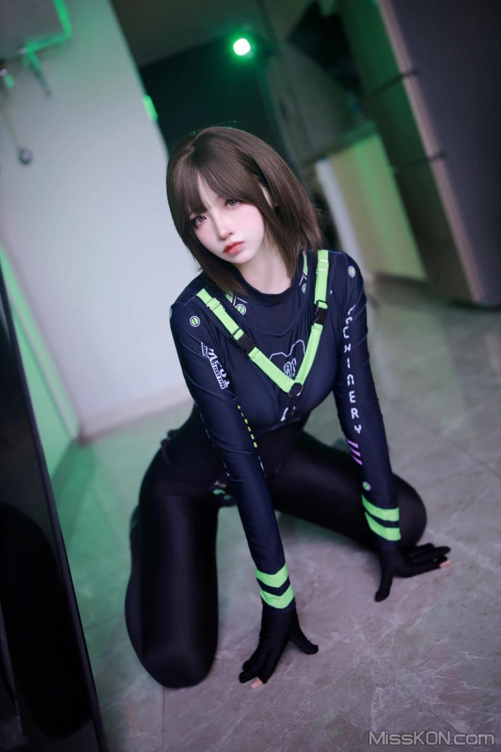 Coser@疯猫ss: 2024年四月限定 七三特工 (48 photos)(42)