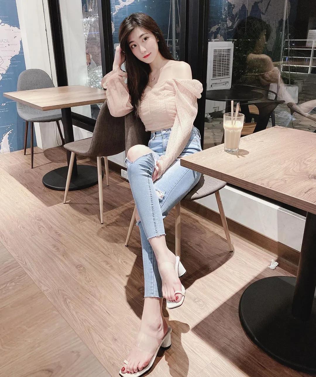 台中「172cm长腿辣妹」性感黑丝美足迷倒众人！迷人的「超胸事业线」视角太销魂啦(56)