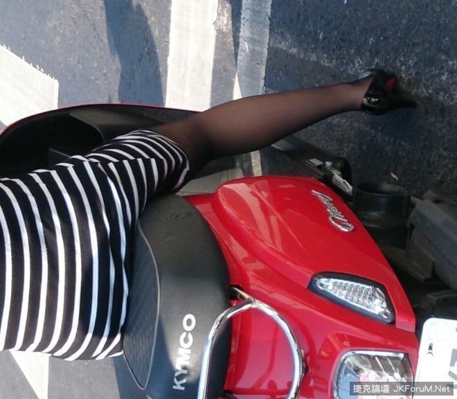 骑车姐姐不要骑太快,并注意交通安全.(20)