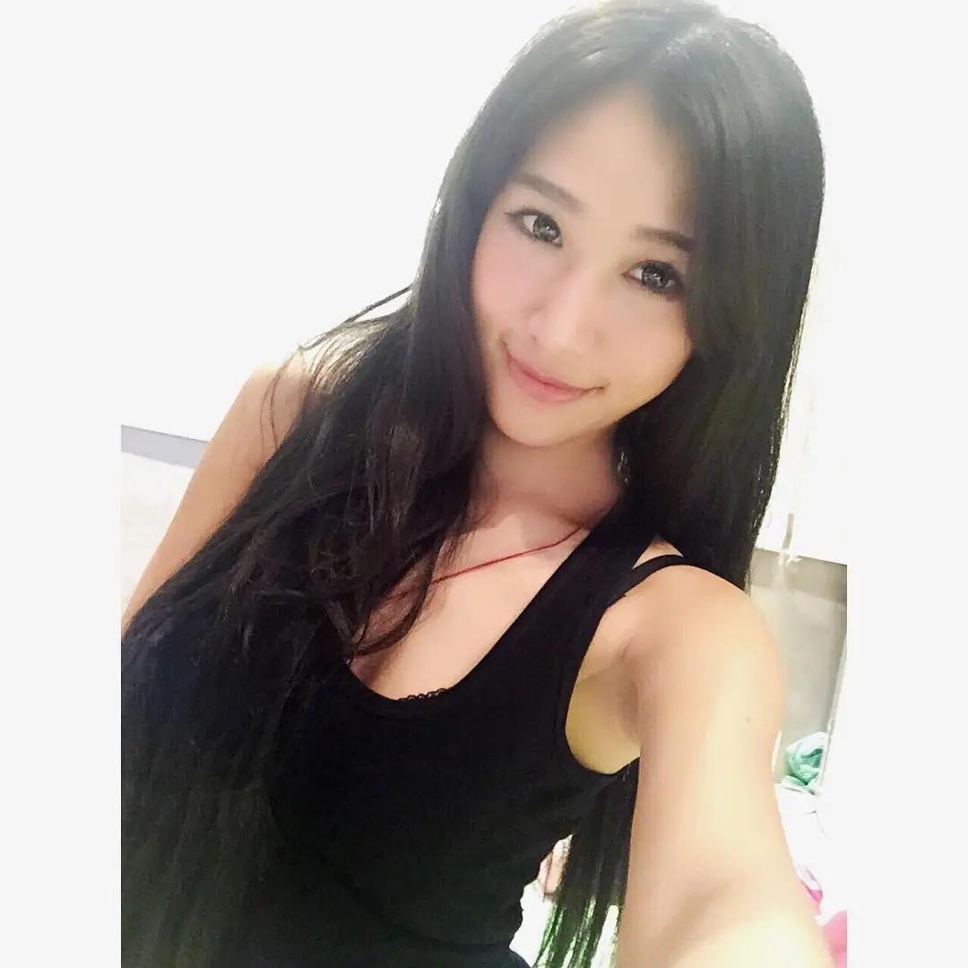 甜美俏护士好辣！「罗熙Rolle」魅力电眼笑容惹人恋爱，性感事业线让挂号人潮爆棚！(19)