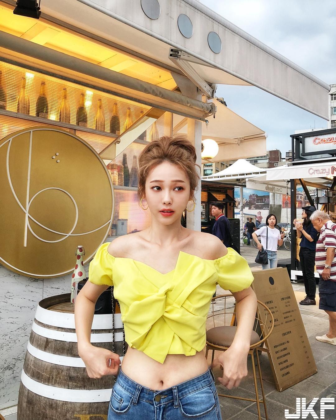 要融化了～超可爱「背心爆乳正妹」坐姿总是大喇喇，自然率性好想疼爱她～-小湿妹图(8)