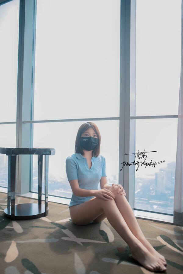 国模南篱大尺度人体私拍套图(16)