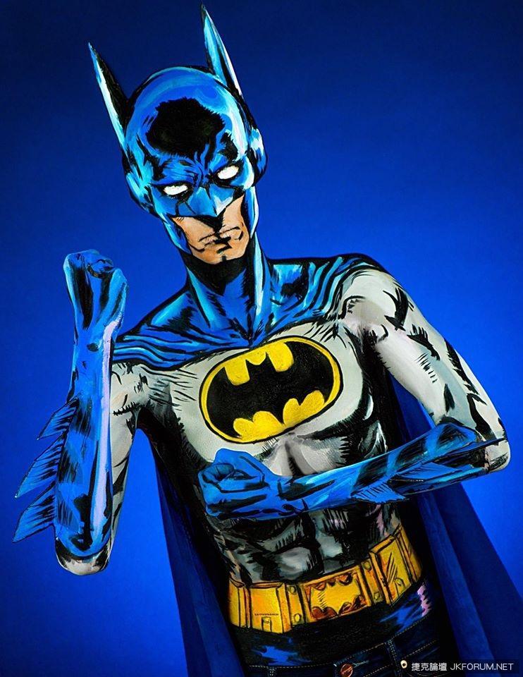 吸睛巨乳成画布　真人身体彩绘成「超人」漫画(4)