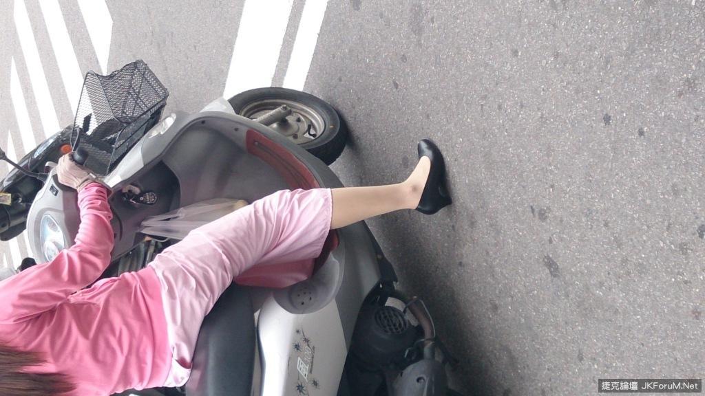 夏天热ㄚ,穿丝丝的似乎锐减了,不要再包魔毯了(24)