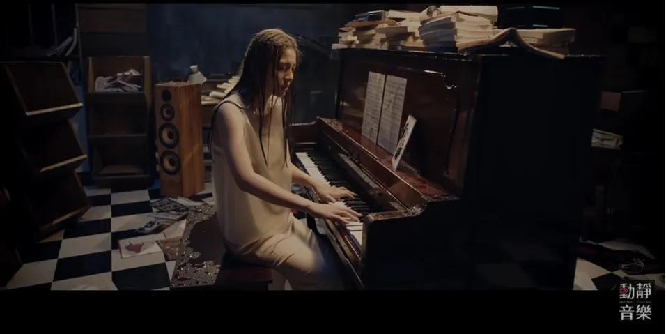 拍 MV 爆红！前空姐「方宣凝」撞脸女神「许玮宁」！高颜值、好身材惊艳网友-小湿妹图(10)