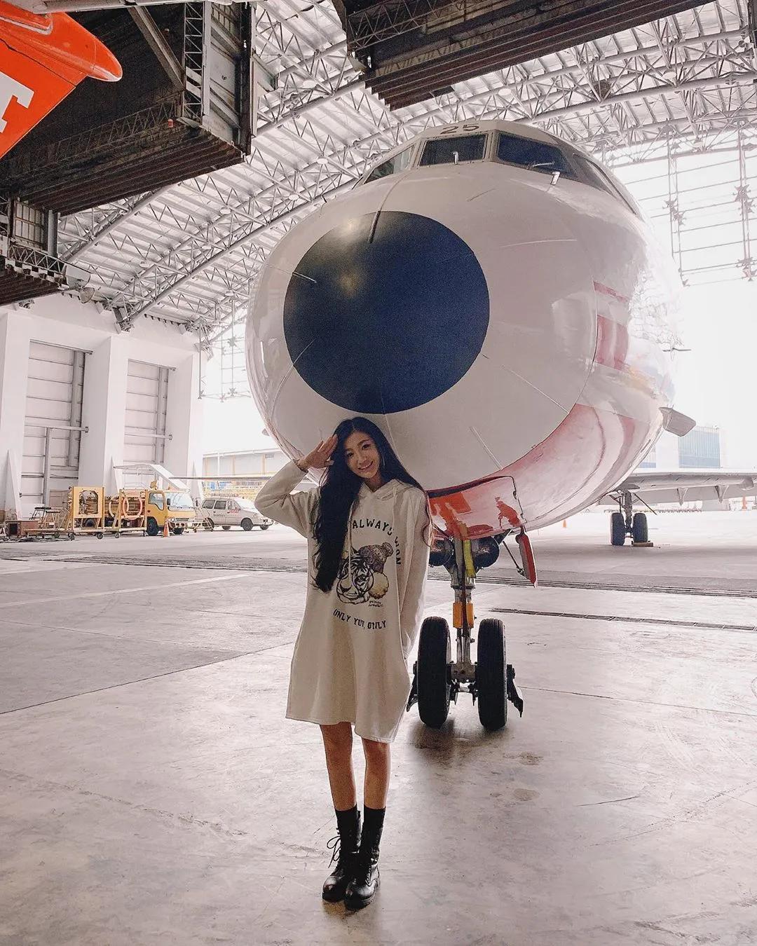 超正空姐「乔丹Jordan」混血般颜值超逆天，「纤长美腿」激发男粉出国欲！(13)