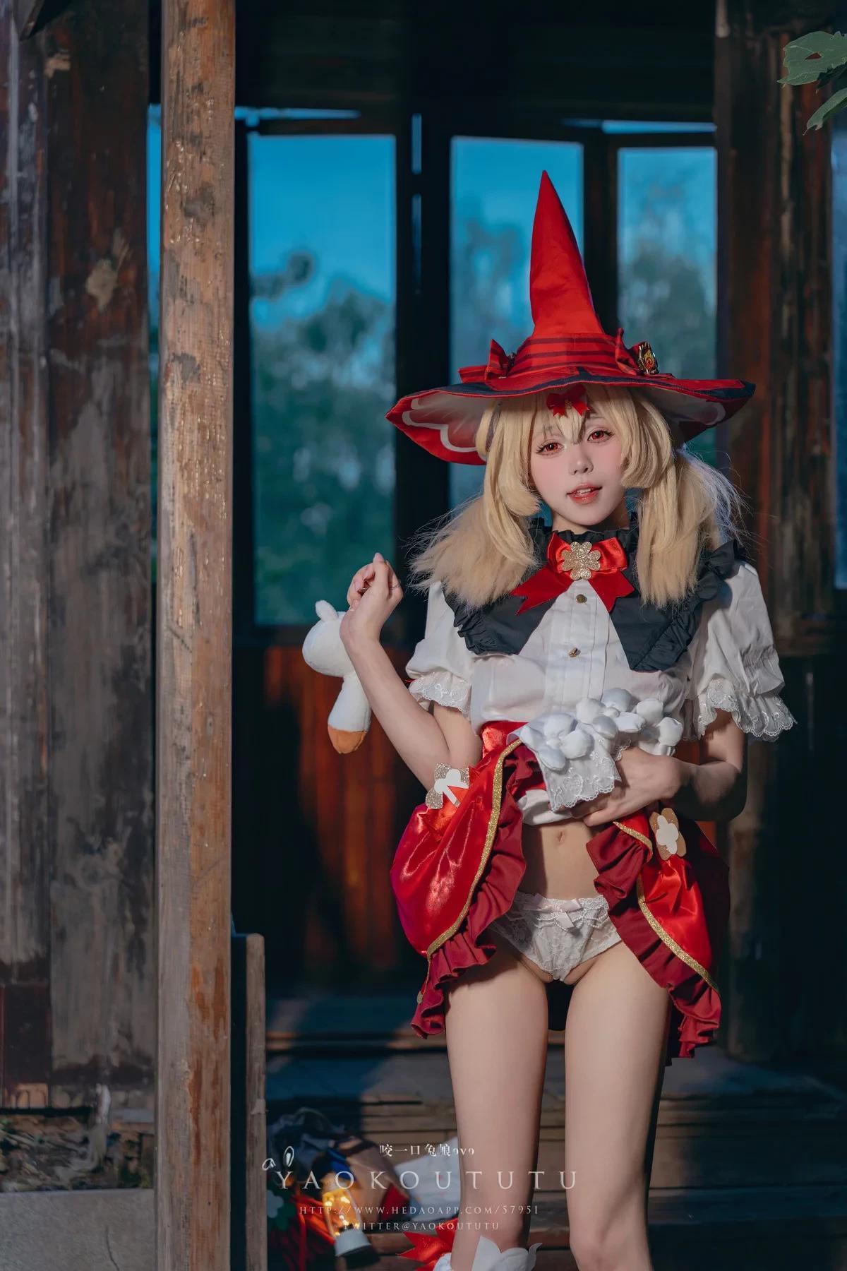 顏值博主咬一口兔娘可莉炸魚舞主題性感紅白連衣短裙配白絲襪秀完美身材誘惑寫真66P(30)