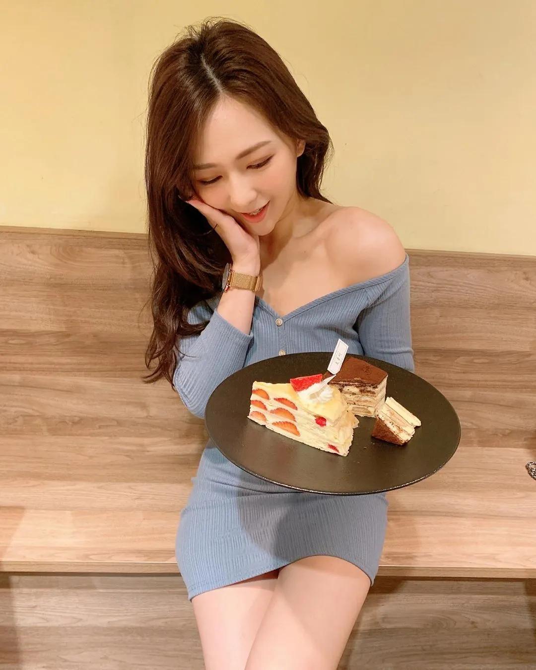 弯腰挤奶油领口太宽！白皙正妹Hannah「ω型深邃沟沟」太抢眼，网友看一眼就受不了！(4)