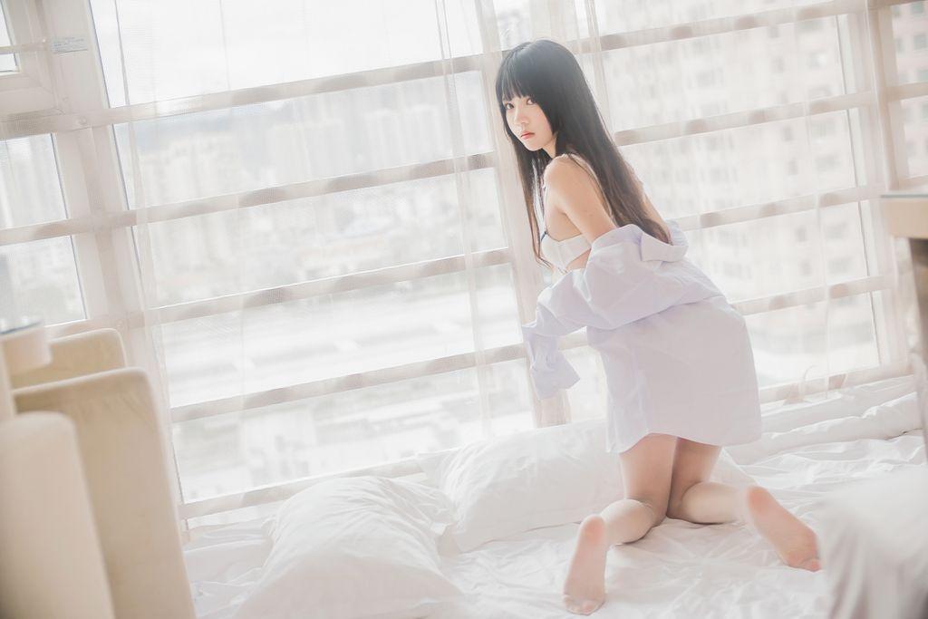 Coser @ 桜 桃 喵 Vol.072: 白 衬衫 散发 (49 photos)(46)