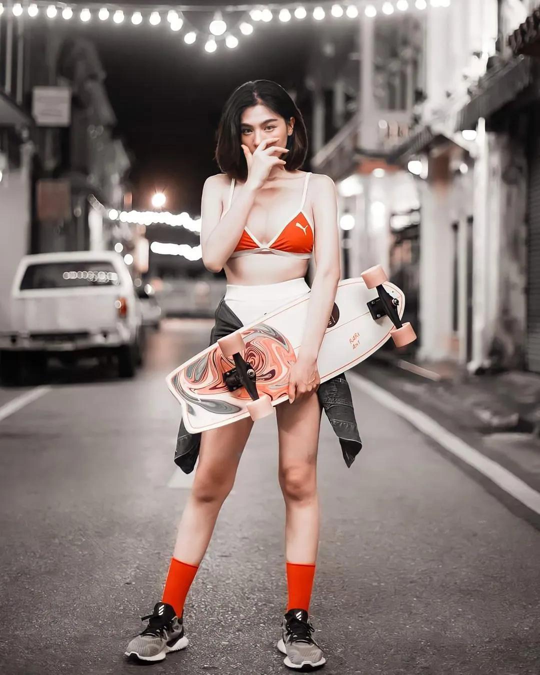 「 短发巨乳正妹」深夜街头溜滑板！超清凉爆乳内衣＋小热裤，滑到哪都抢眼！-小湿妹图(7)