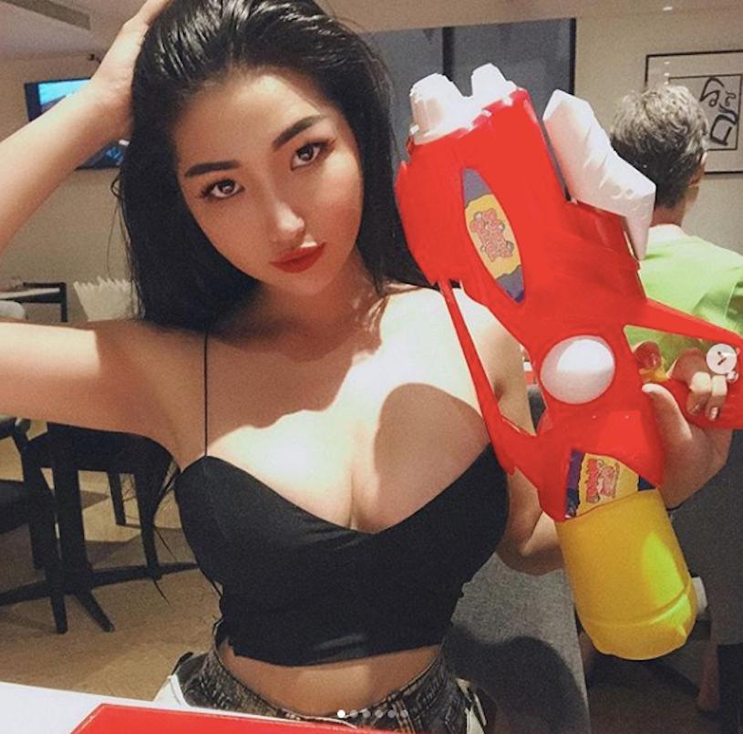 辣妹豪放打扮「乳量太雄伟」，两颗巨乳快要掉出来了！(8)