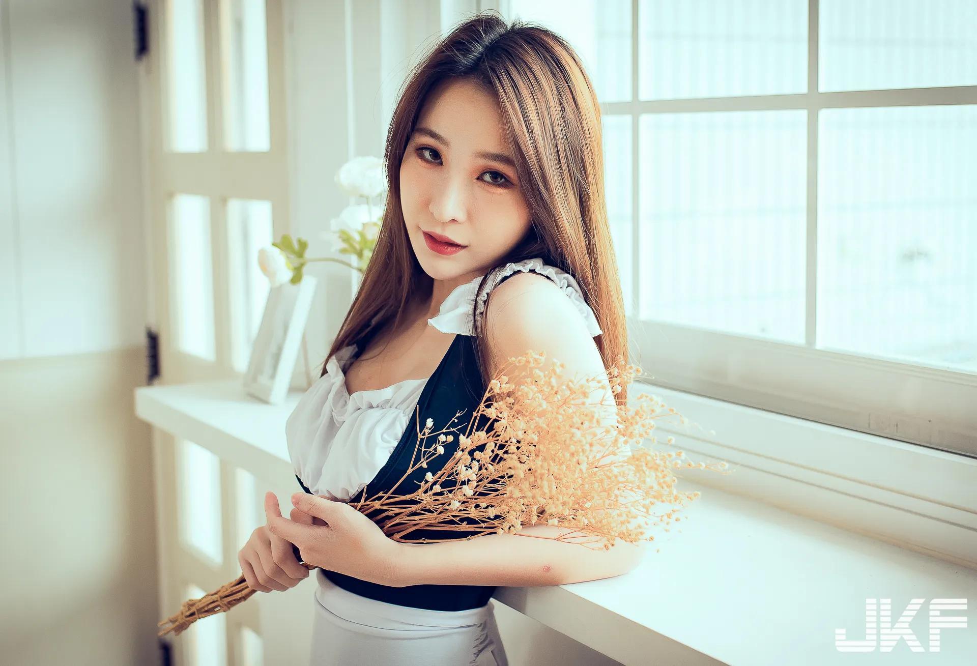 魅惑女仆『Yu Nαs』的尊荣服务，各种扫除姿势，画面实在养眼！(25)