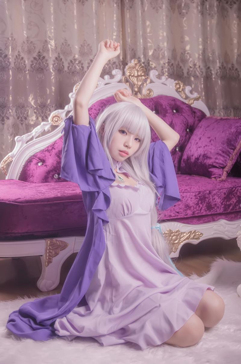 [Cosplay] Leader Bai Yizi 萌妹白易子教主 – Re Zero Emilia RE从零开始的异世界生活 艾米莉娅(6)