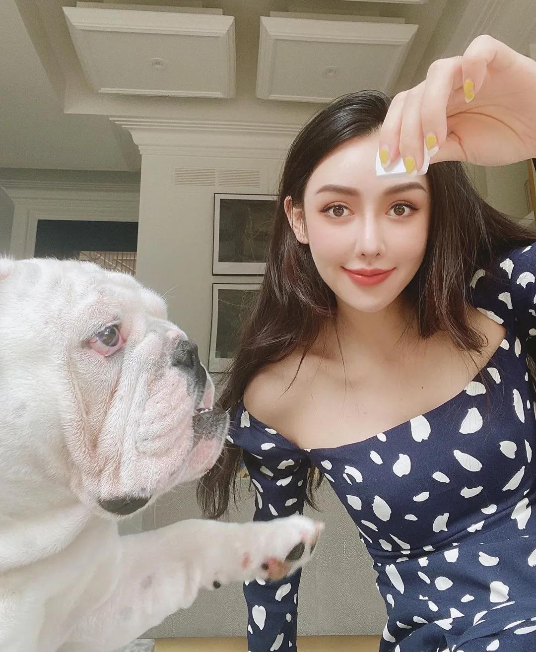 有条件的女生是可以穿露一点 Sasa Zhao