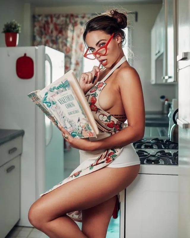 色香味俱全！成人版深夜厨房…性感小厨娘轮番上阵「全裸登场」献好料-小湿妹图(7)