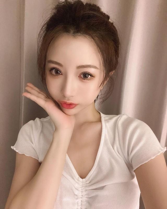 胡绮低胸睡衣自拍白皙美胸蹦出超级美(4)