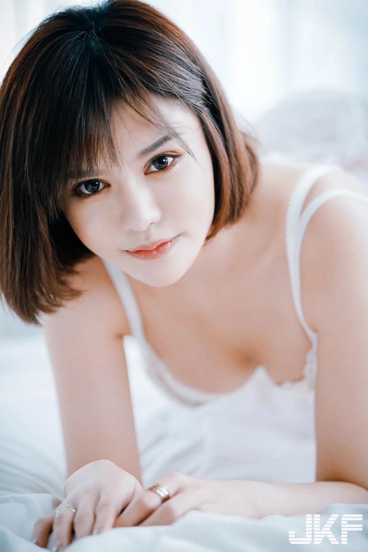 大眼妹纸「艾咪」，私下情欲视角，光这情趣睡衣和透明内裤…肯定要享受快乐时间的！(58)