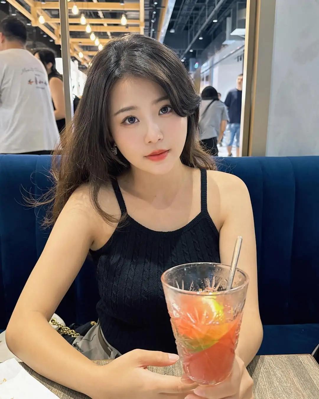 「Liz荔枝」 展现诱人曲线