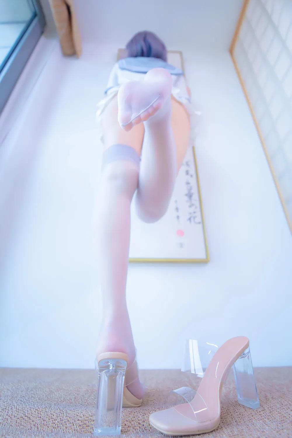 神楽坂真冬《白色水手服》若隐若现的下乳(27)