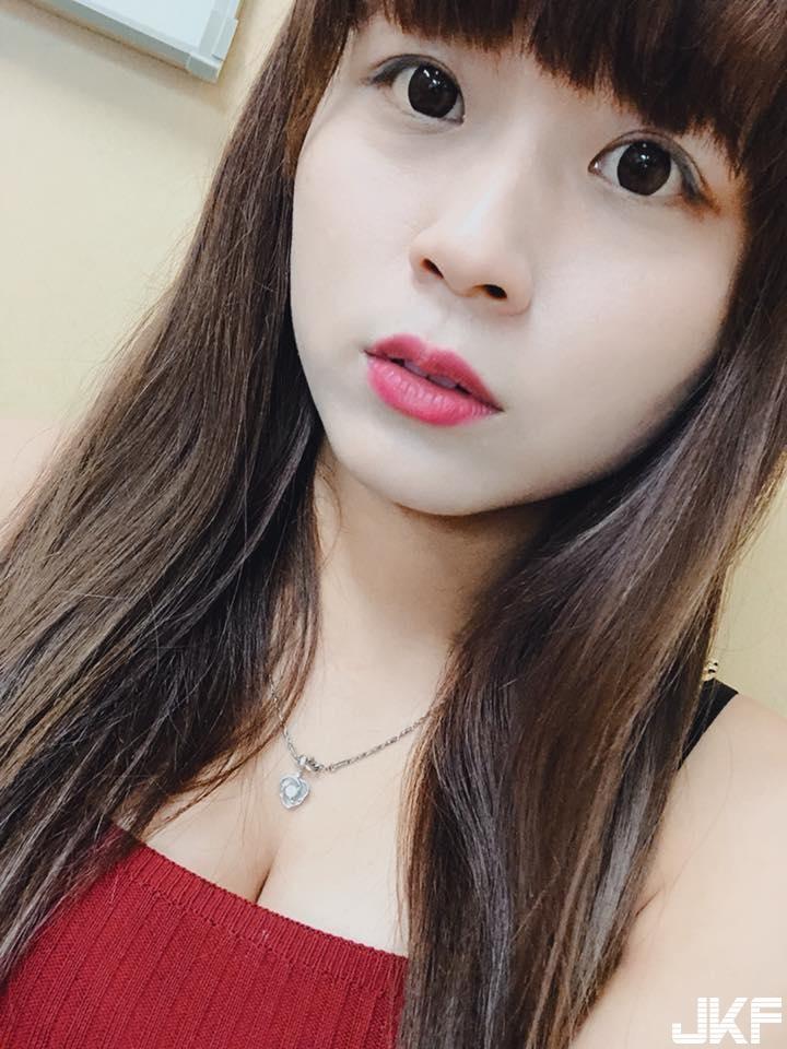 爆奶妹「直播海鲜外露」2分钟赚200万　老司机疯狂加码：拜托让我+1-小湿妹图