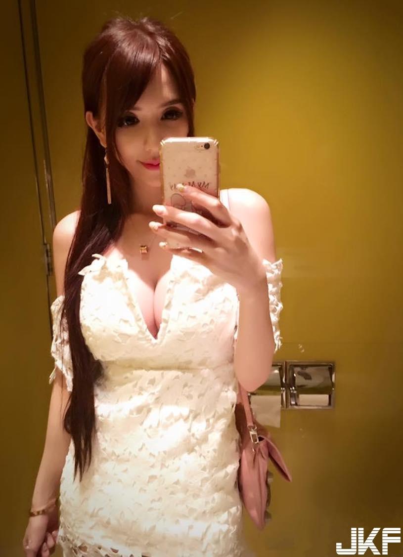 性感辣模「爆奶推荐手机」！巨大双乳辣到翻，客人看了都狂喷血！-小湿妹图(16)